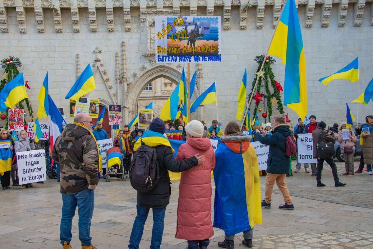 Rassemblement Hôtel de ville de la Rochelle, contre le Shtandart et la fable du capitaine Vladimir Martus Martus, photo une