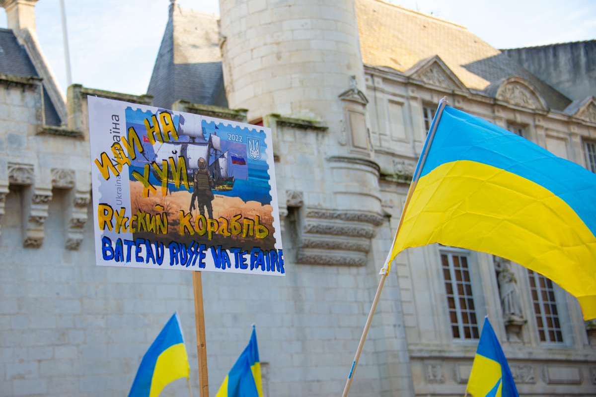 Rassemblement Hôtel de ville de la Rochelle, contre le Shtandart et la fable du capitaine Vladimir Martus Martus, photo deux