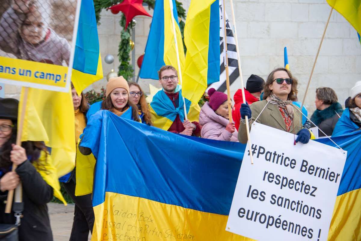 Rassemblement Hôtel de ville de la Rochelle, contre le Shtandart et la fable du capitaine Vladimir Martus Martus, photo trois
