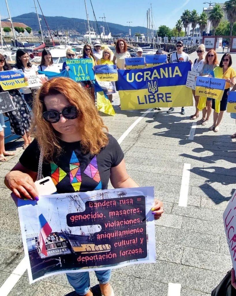 Vigo, Espagne, le 22 juillet 2022, une manifestante proteste contre le drapeau russe.