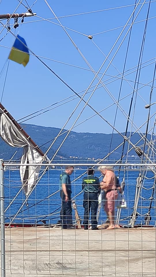 Vigo, le 23 juillet 2022, Martus questioonné par la Guardia Civil, quant au fait qu'il arbore le pavillon ukrainien.