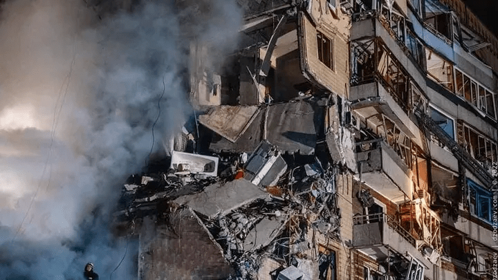 Anastasia Shvets, a 23-year-old woman huddled on the 5th floor of her building after the bombing, Dnipro, 14/01/2023