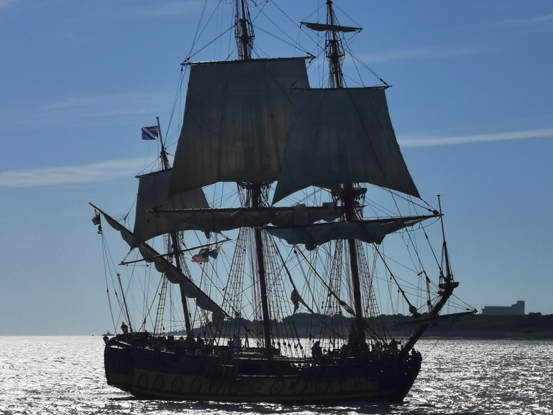 Frégate Shtandart sous pavillon russe dans le chenal du port de La Rochelle, 3 juillet 2022