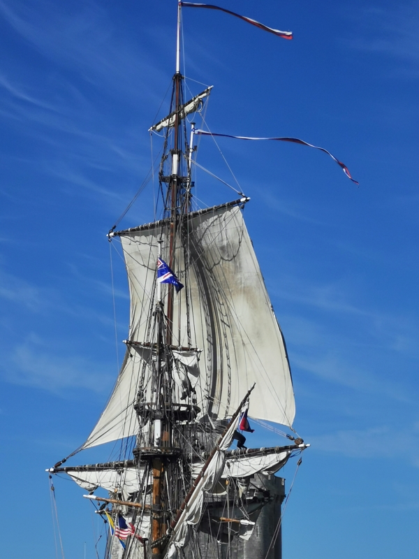 Frégate Shtandart avec flammes de guerre russes dans le chenal du port de La Rochelle, 3 juillet 2022