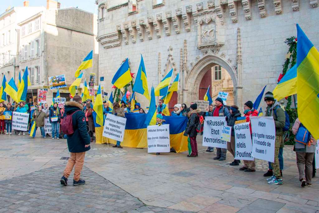 PJ photo: The Armada of Rouen quoted by the activists of "No Shtandart In Europe" in front of the City Hall of La Rochelle, December 11, 2022.