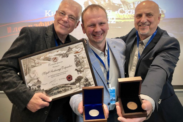 Shtandart : Sergei Shoigu awarded a silver medal to the chief Kostroma geographer.