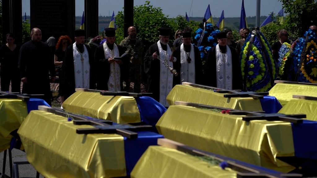 Navire Shtandart, cercueils drappés de drapeaux ukrainiens