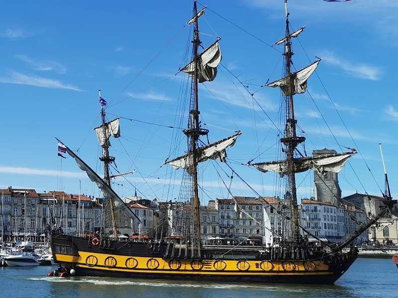 Frégate Shtandart sous pavillon russe dans le vieux port de La Rochelle, 3 juillet 2022