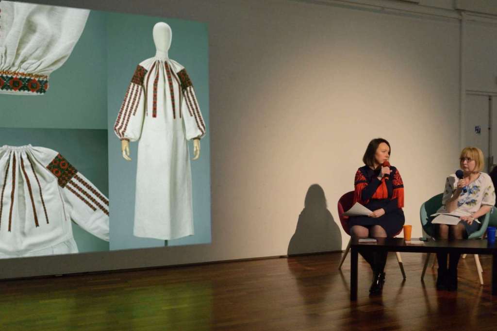 Cosmopolis: conférence d'Olesya Telizhenko directrice de la maison de couture TELIZHENKO.