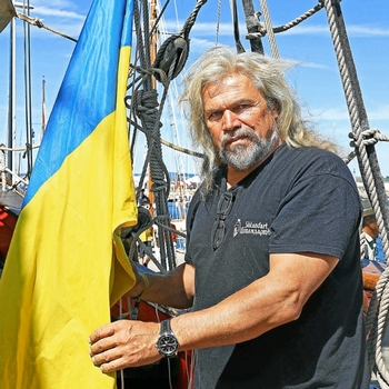 Douarnenez, Vladimir Martus souillant le pavillon ukrainien, photo Dimitri L'Hours, le Télégramme