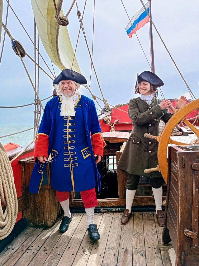 Vladimir Martus se dirige vers la penderie, arrache le costume de Pierre le Grand de son cintre. 