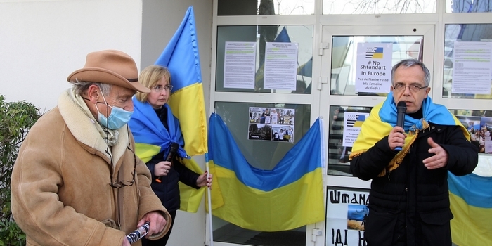 François-Xavier Camenen - Victoria Nikolenko - Bernard Grua - devant les bureaux de la semaine du golfe
manifestation No Shtandart Vannes 18 mars 2023