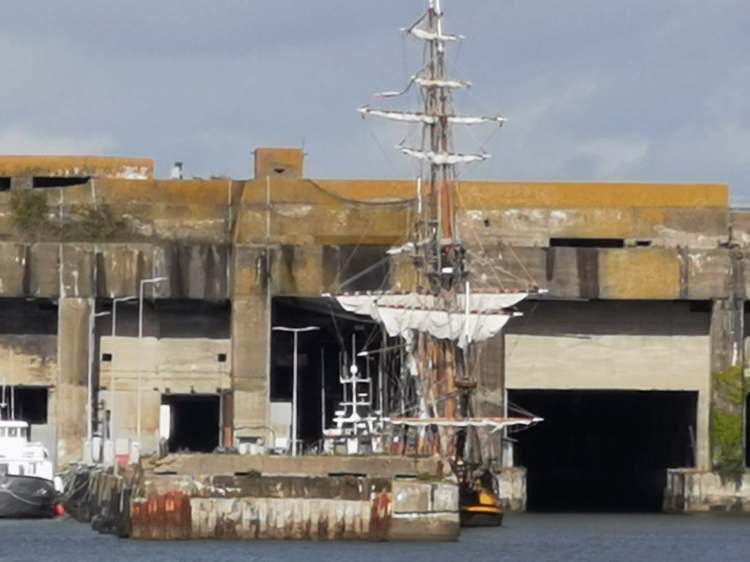 Le Shtandart caché dans la base sous-marine allemande de La Pallice, sur ordre du préfet