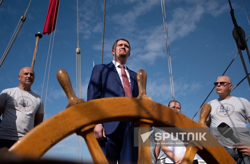 l'’attaché culturel de l’ambassade de Russie en Grèce, Fyodor Kalaidov, à bord du Shtandart