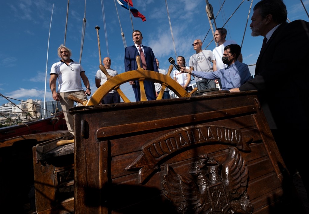 Le Shtandart au Pirée, octobre 2021, Vladimir Martus, capitaine propriétaire, avec Fyodor Kalaidov, attaché culturel de l'ambassade russe en Grèce. 