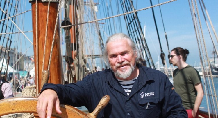 Fécamp Grand'escale, 76actu, Vladimir Martus sur la dunette du Shtandart ©Jessie Leclerc/76actu