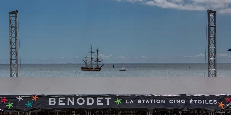 La frégate russe Shtandart au mouillage devant le port de Bénodet