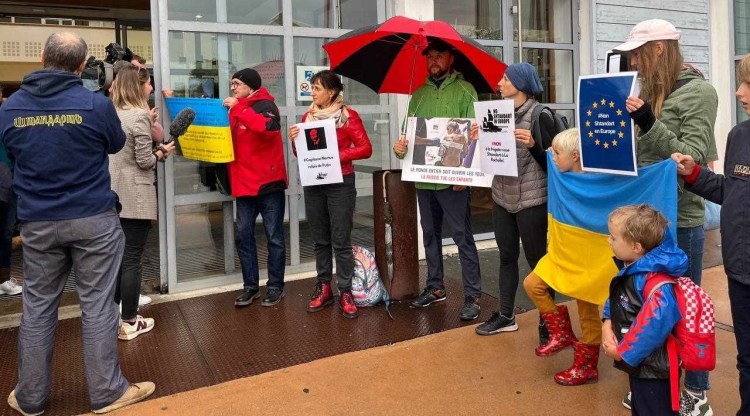 Lawyer Thierry Clerc: picket denouncing the illegal presence of the Shtandart in the port of La Rochelle
