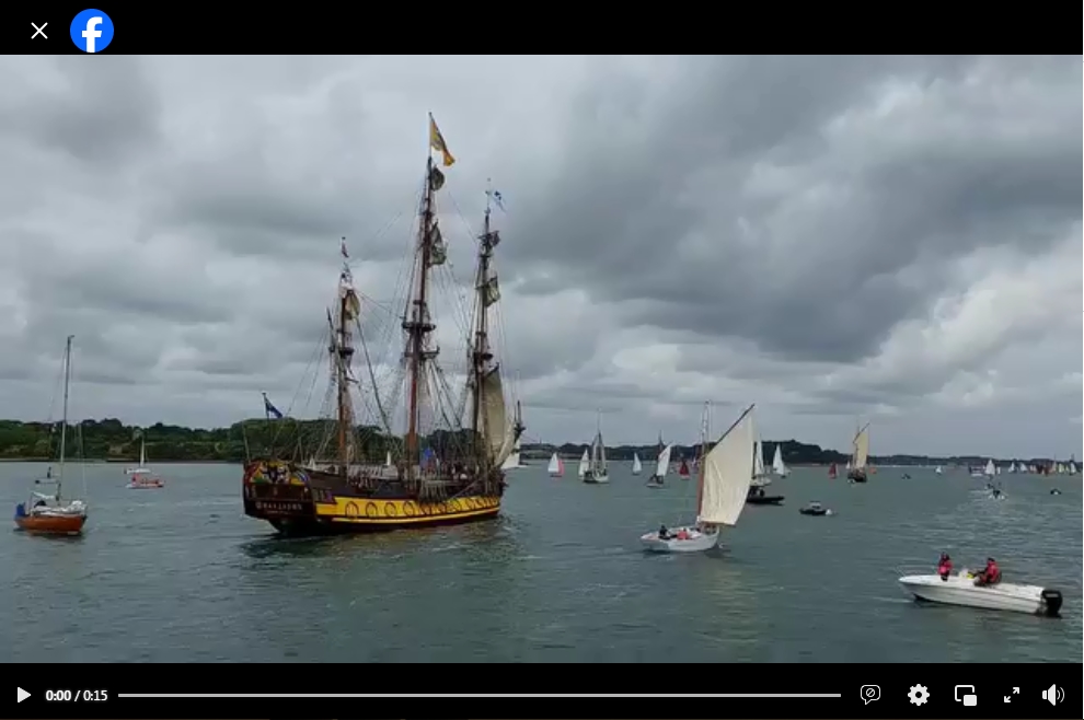 Le Shtandart avec le pavillon de l'empire russe en tete du grand-mât dans le Golfe du Morbihan