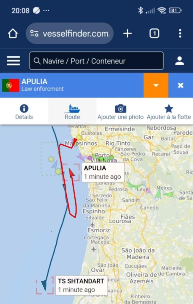 Um navio-patrulha português escolta a fragata russa Shtandart para impedir a sua atracação em Leixões.