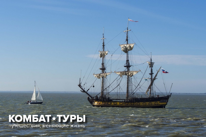 Фрегат «Штандарт» и Комбат-Тур: Фрегат «Штандарт» на якоре у острова Экс