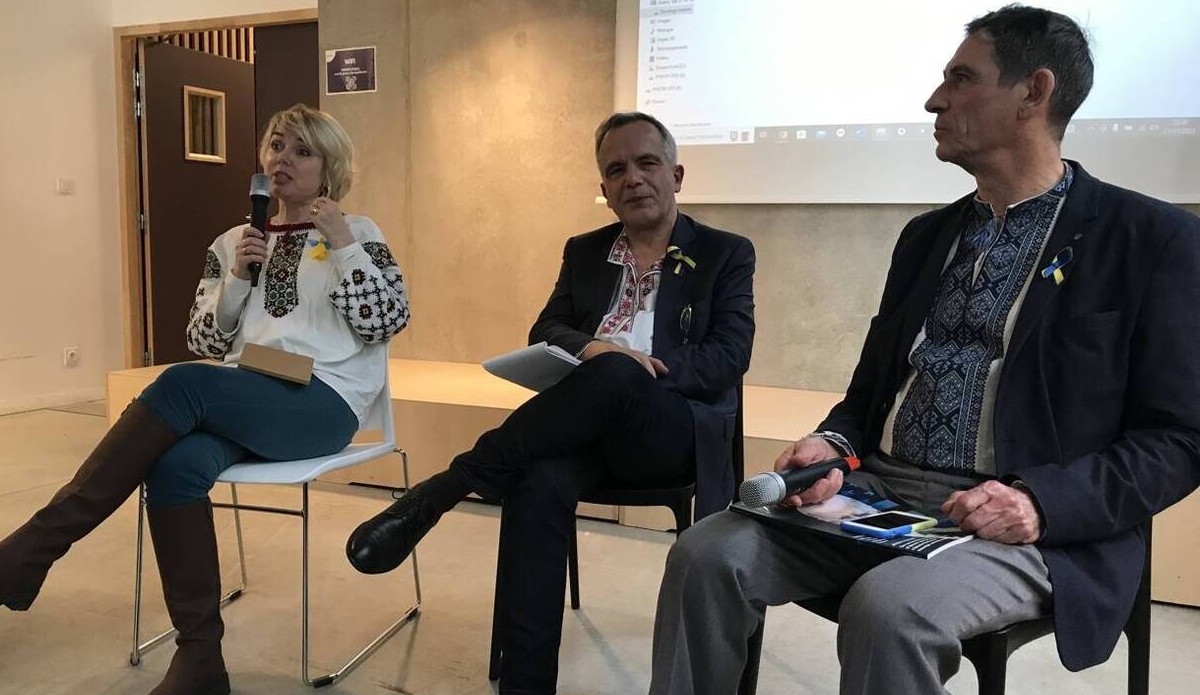 Bernard Grua est photographe, auteur et acteur engagé sur les questions européennes et internationales. À travers ses travaux artistiques, ses publications et son action citoyenne, il explore les liens entre mémoire, géopolitique et société contemporaine.