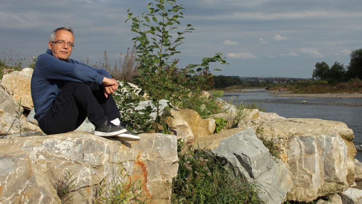 Bernard Grua est photographe documentaire et acteur engagé dans des initiatives culturelles et citoyennes en lien avec l’Europe et l’Ukraine. Son travail s’inscrit dans une démarche de témoignage, de transmission et de défense des valeurs démocratiques.