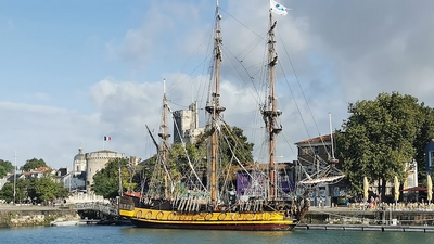 Malgré les sanctions européennes interdisant l'accès aux ports, La Rochelle est devenue le principal port d'attache européen de la frégate russe Shtandart. Ce rapport explique comment cette situation a été rendue possible. Un rapport de Bernard Grua.