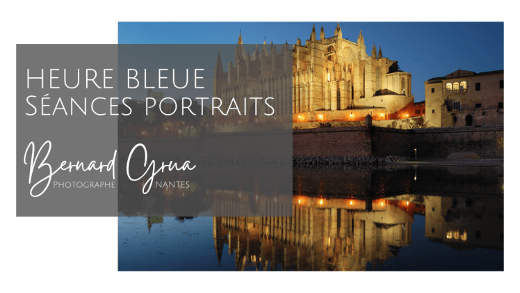 Photographie de Bernard Grua à l’heure bleue : cathédrale de Palma de Mallorca illuminée se reflétant dans l’eau au crépuscule.