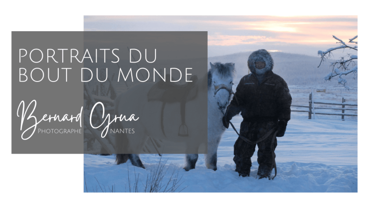 Photographie de Bernard Grua : Gricha, cavalier iakoute avec son cheval dans la neige à Tomtor, en Iakoutie, Sibérie, par −50 °C.