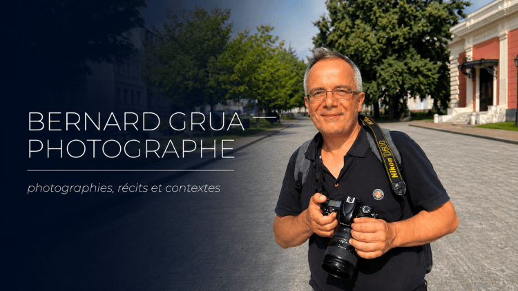 Portrait de Bernard Grua, photographe, appareil photo en main, présentant son travail de photographies, récits et contextes.